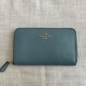 ❤️FLASH SALE❤️Coach Blue Accordion Zip Crossgrain Leather Wallet Silver Hardware